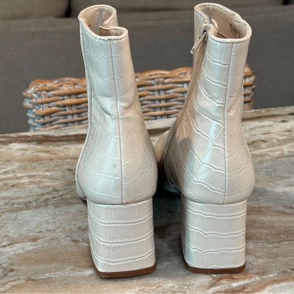 Women’s STEVE MADDEN Darma bone crocodile ankle boot- Size 9.5 - Picture 6 of 8